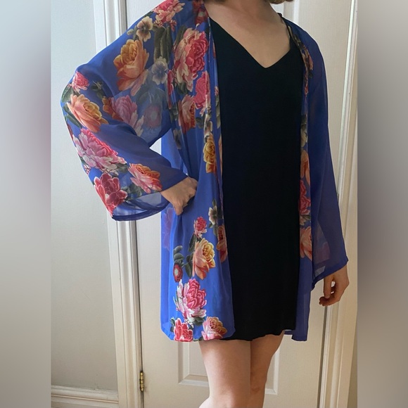 Blue kimono flower pattern - Picture 3 of 5